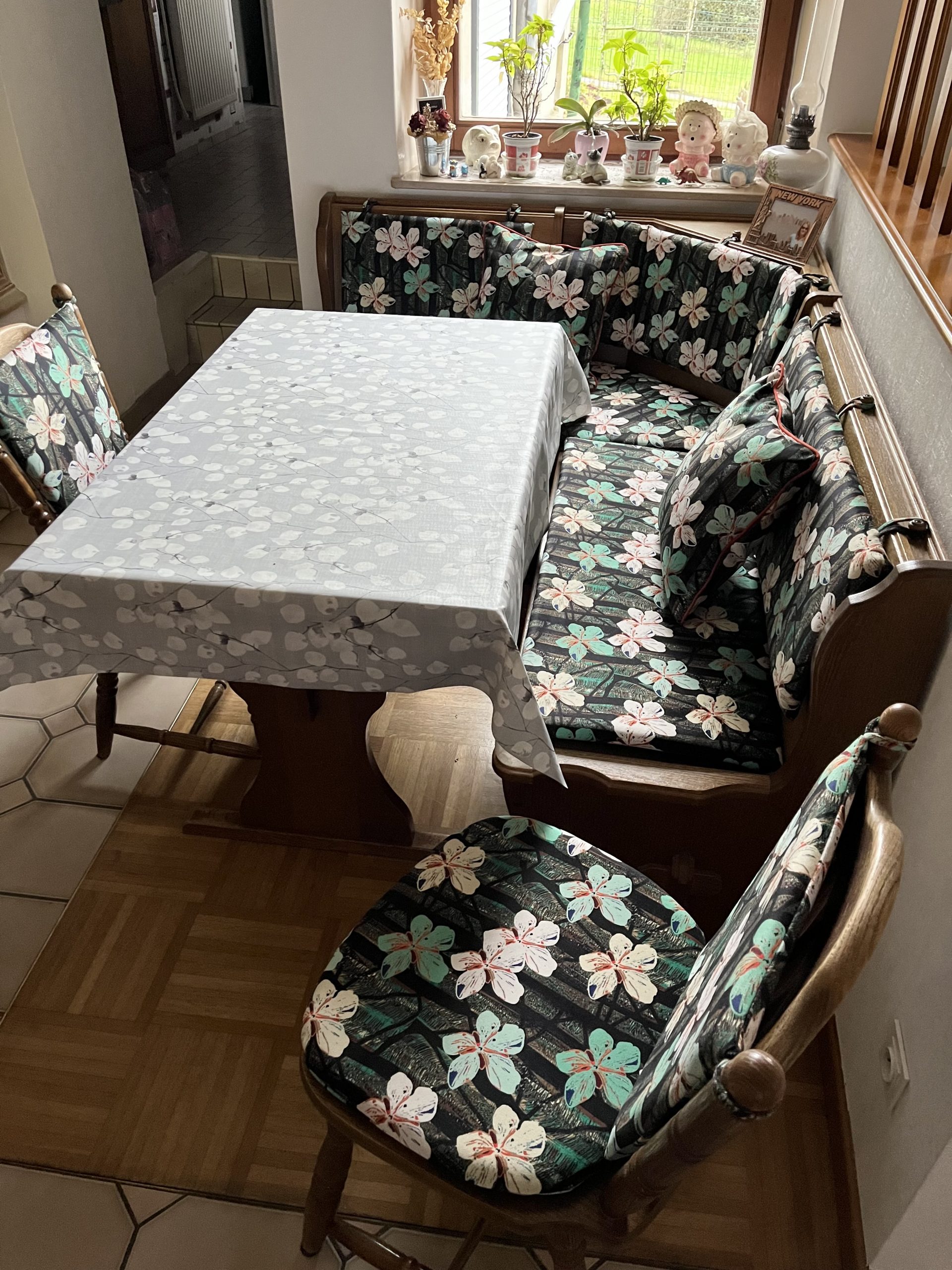 banc de coin et chaises de cuisine