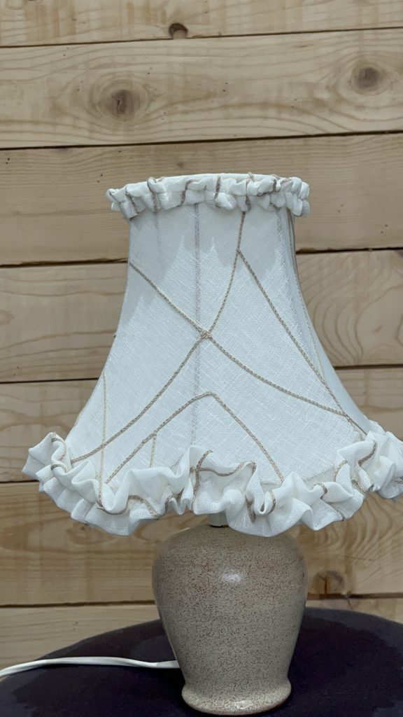 Abat-jour pagode à bandeau festonné en tissu tendu doublé