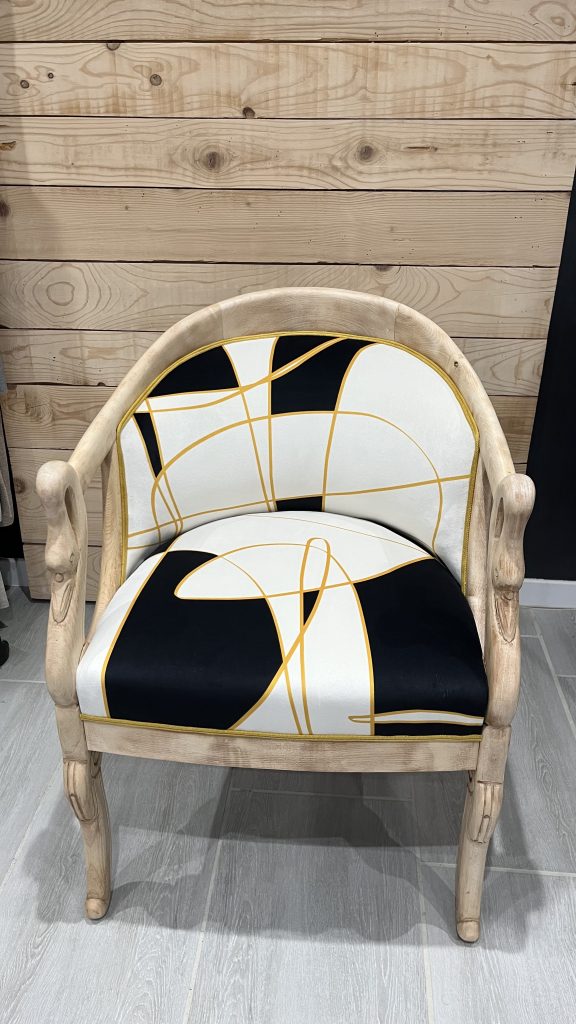 fauteuil gondole de style Napoléon ( réfection complète en garniture traditionnelle et aéro gommage du bois)
