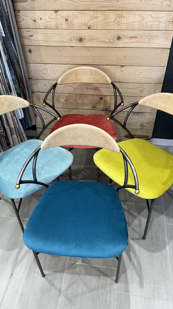 chaises contemporaines ( réfection complète en garniture contemporaine et aérogommage du bois)